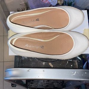 American eagle white closed toed shoes with tan rope like design